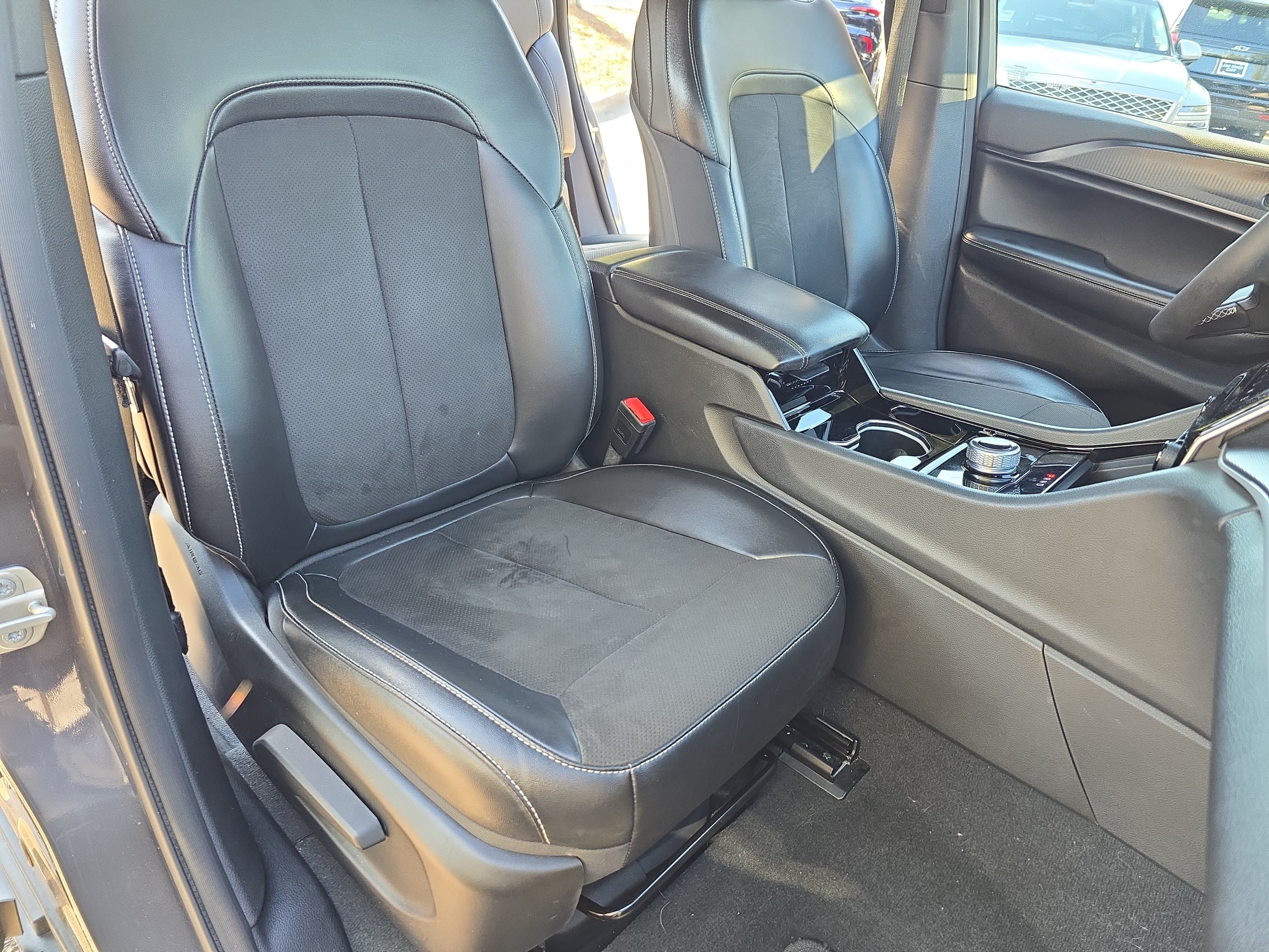 Used 2023 Jeep Grand Cherokee L Laredo AWD/4WD image 10