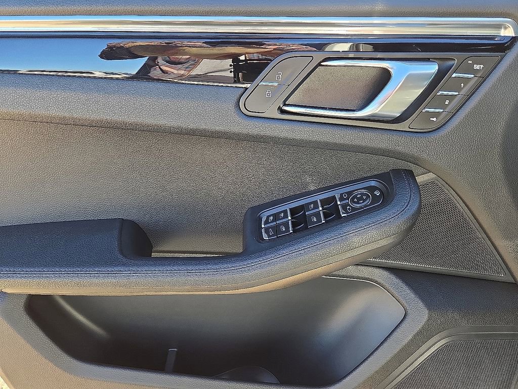 Used 2024 Porsche Macan T w/ Premium Plus Package image 24