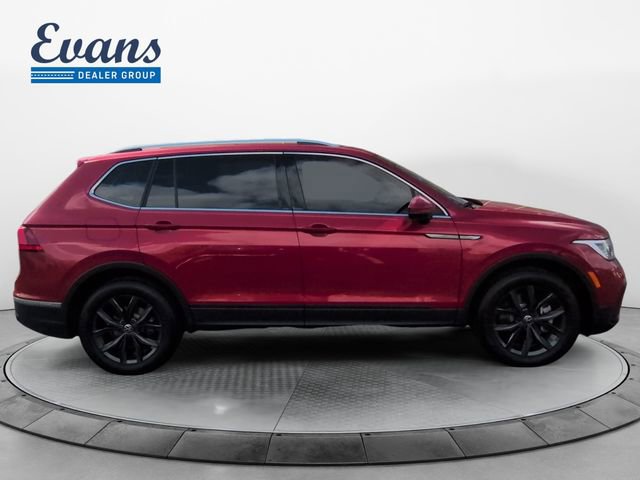 Used 2024 Volkswagen Tiguan SE w/ Panoramic Sunroof Package image 8
