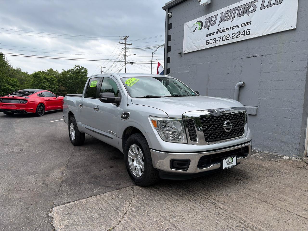 Used 2017 Nissan Titan SV AWD/4WD image 2