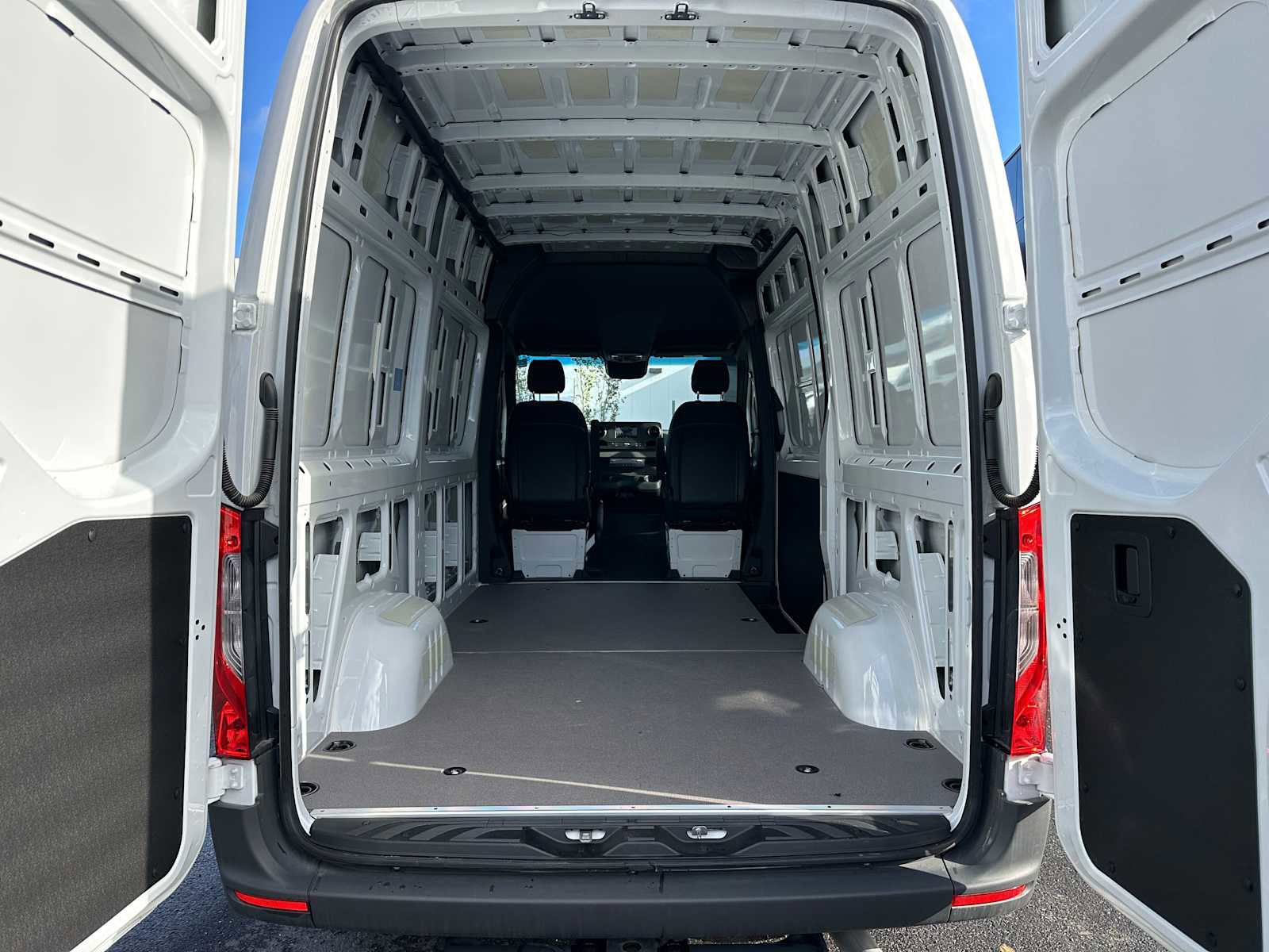 Used 2023 Mercedes-Benz Sprinter 1500 image 29