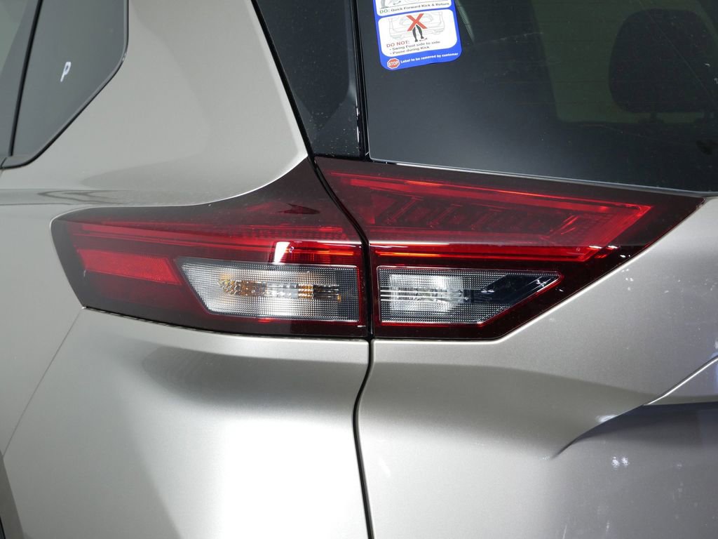 Used 2025 Nissan Rogue Platinum w/ Platinum Premium Package image 12