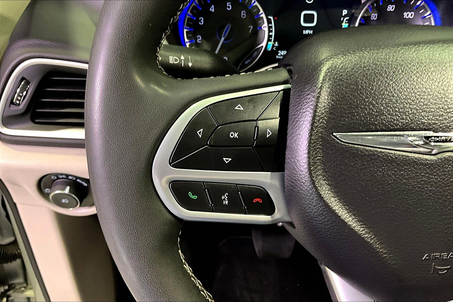Used 2024 Chrysler Pacifica Touring-L image 11