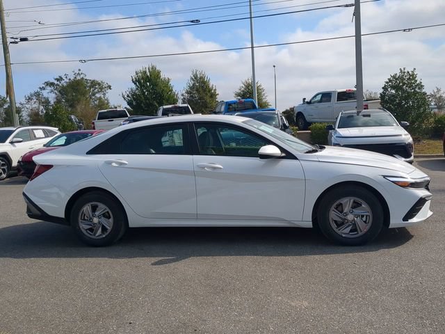 New 2026 Hyundai Elantra SE FWD image 4
