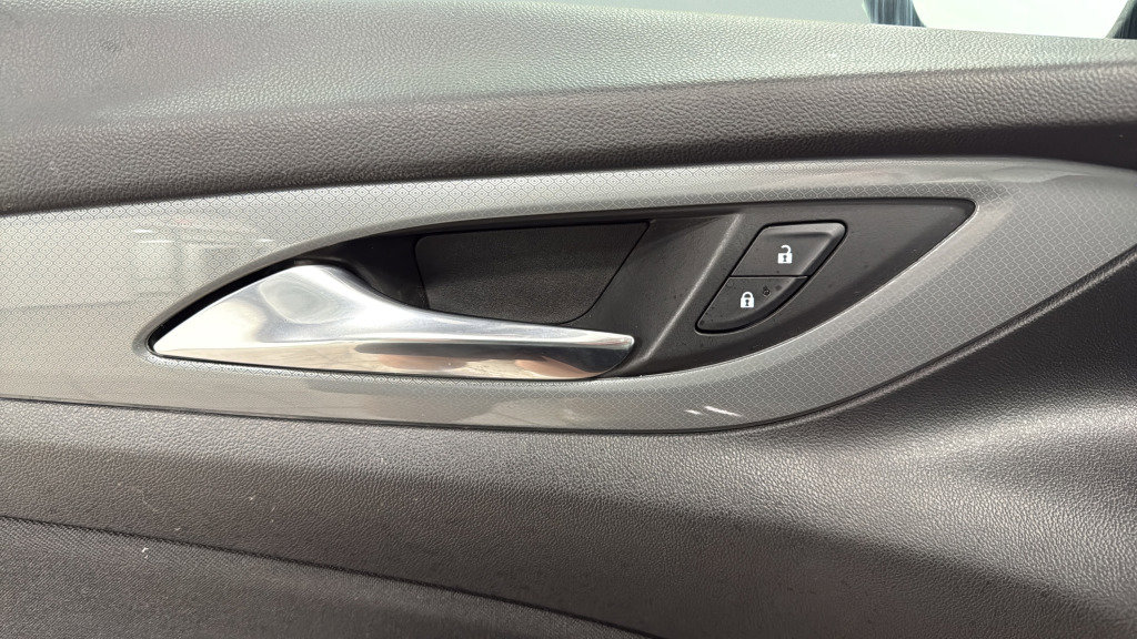 Used 2018 Buick Regal Preferred image 16