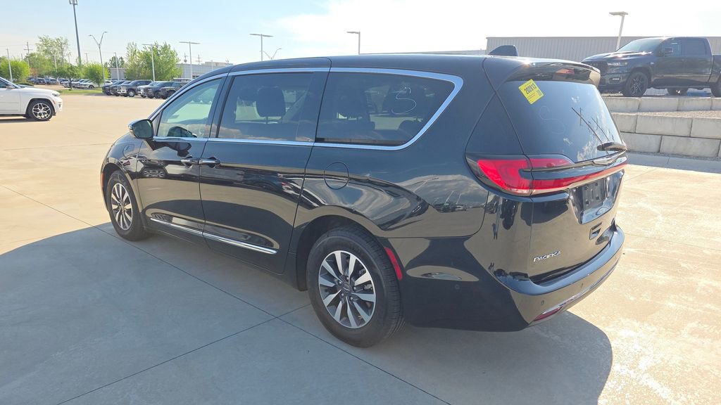 Used 2022 Chrysler Pacifica Limited image 3