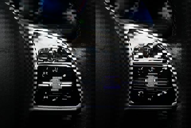 Used 2021 Mercedes-Benz GLB 250 4MATIC w/ Premium Package image 18