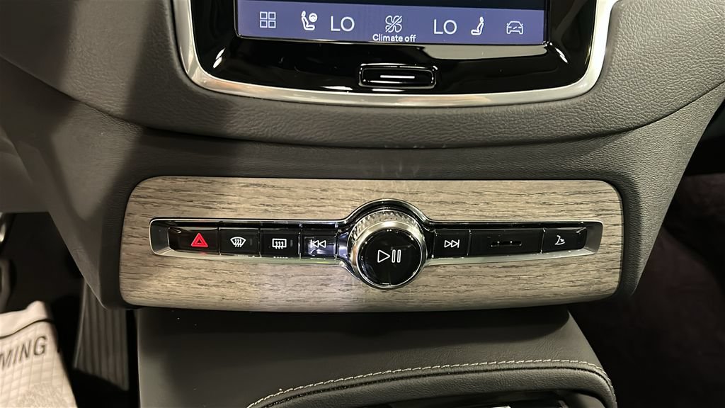 Certified 2023 Volvo XC90 B6 Ultimate w/ Protection Package Premier AWD/4WD image 17