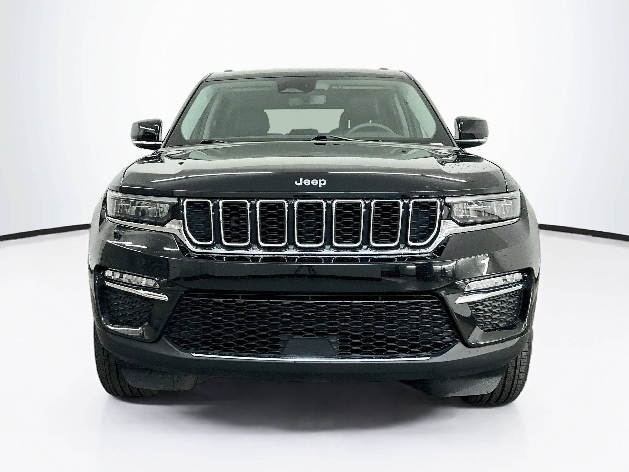 Used 2023 Jeep Grand Cherokee Limited AWD/4WD image 2