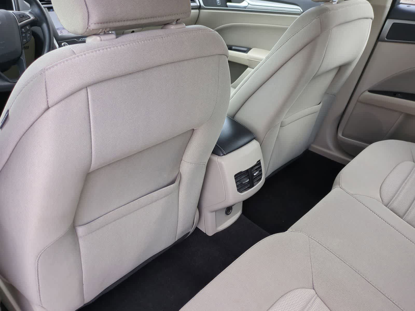 Used 2019 Ford Fusion SE FWD image 18