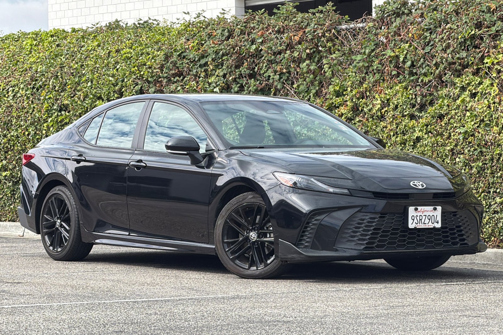 Used 2025 Toyota Camry SE FWD image 2