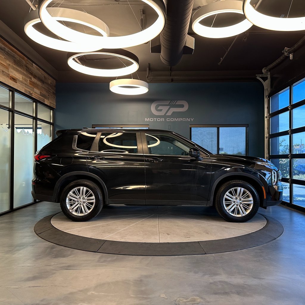 Used 2023 Mitsubishi Outlander ES image 2