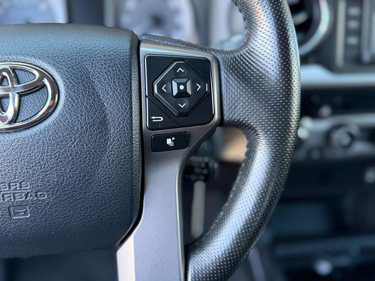 Used 2016 Toyota Tacoma TRD Sport image 11