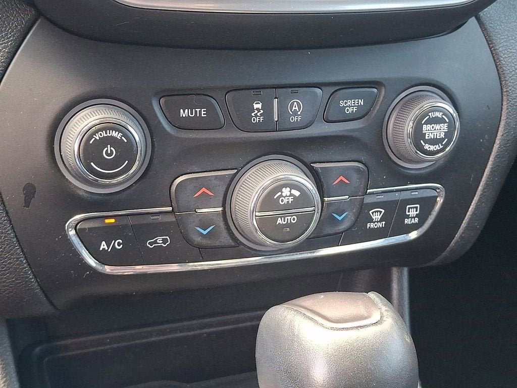 Used 2022 Jeep Cherokee Limited AWD/4WD image 15