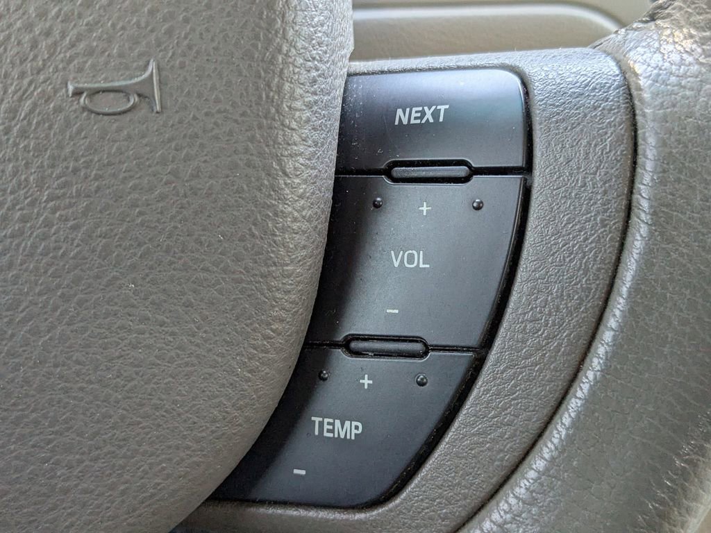 Used 2005 Lincoln Town Car Signature Limited image 24