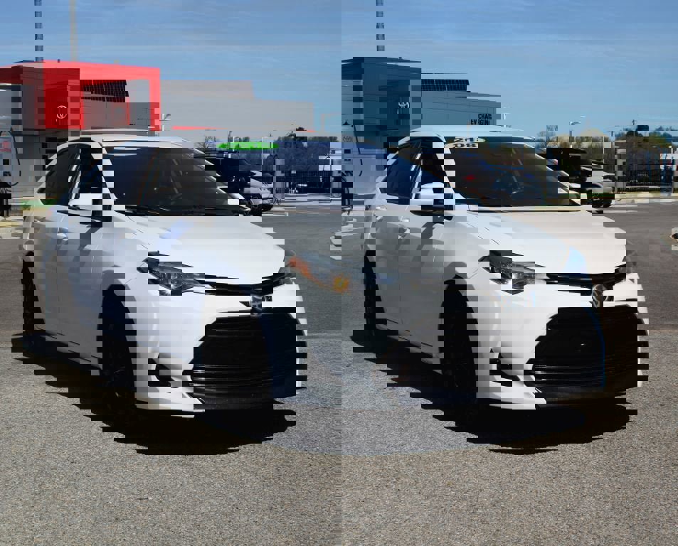 Used 2018 Toyota Corolla LE image 2