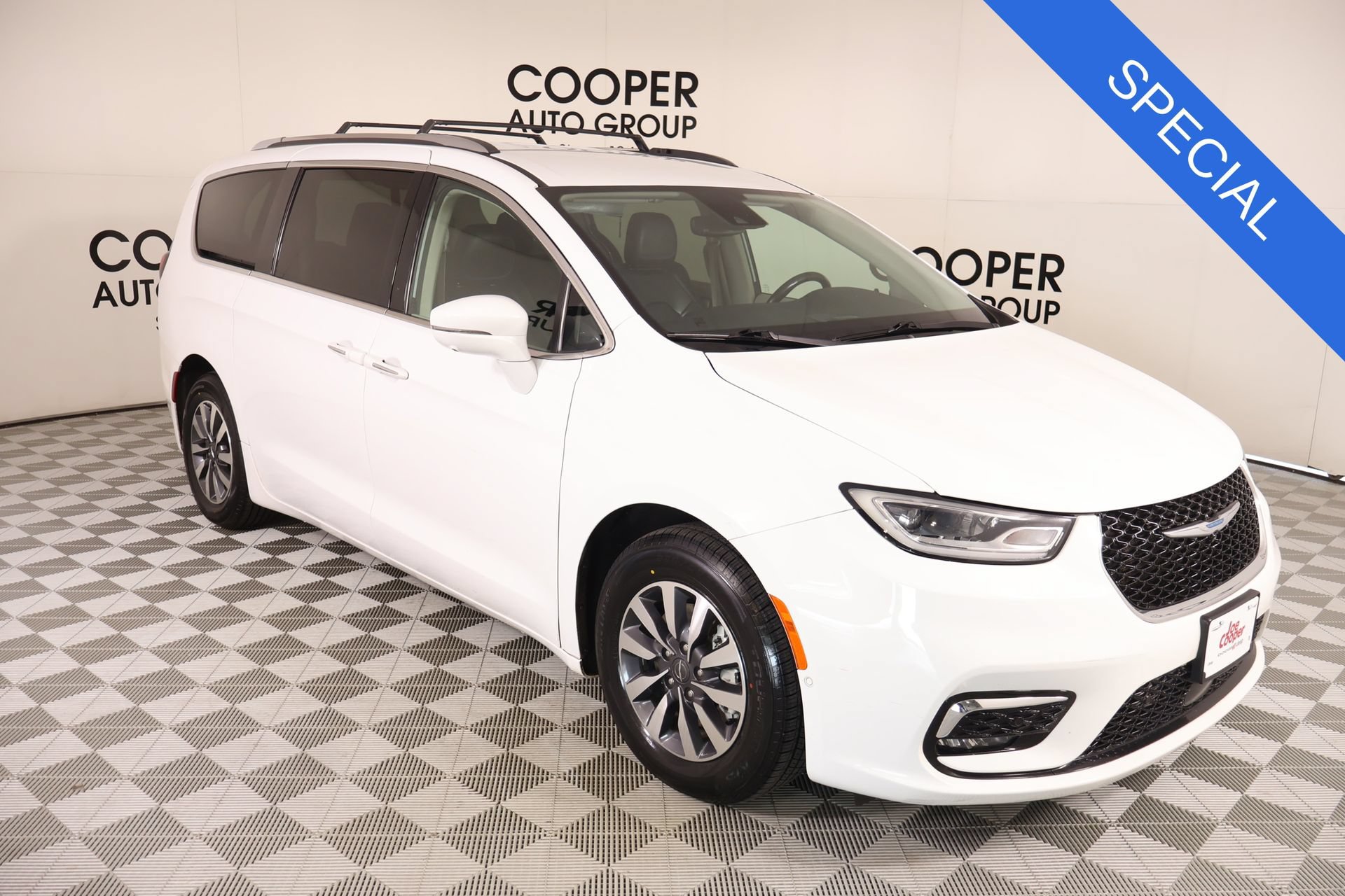 Used 2021 Chrysler Pacifica Touring-L FWD image 1