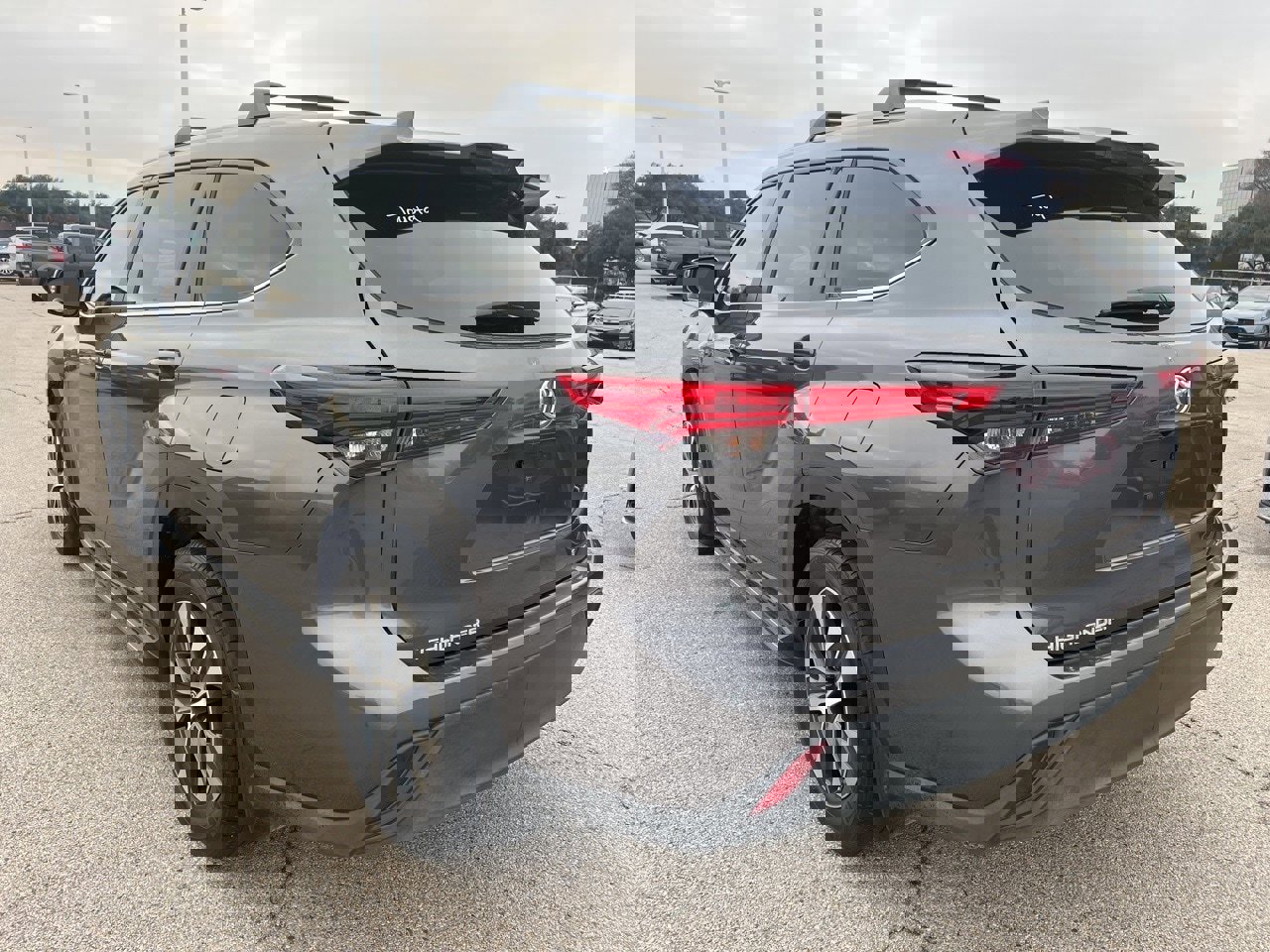 Used 2023 Toyota Highlander XLE image 6