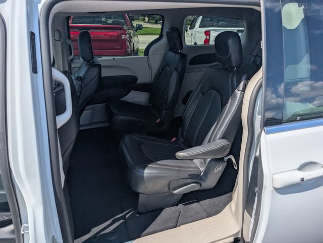 Used 2024 Chrysler Pacifica Touring-L FWD image 9