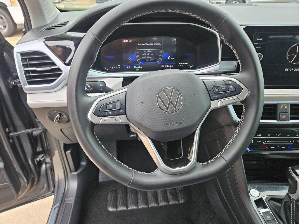 Used 2025 Volkswagen Taos SE AWD/4WD image 18