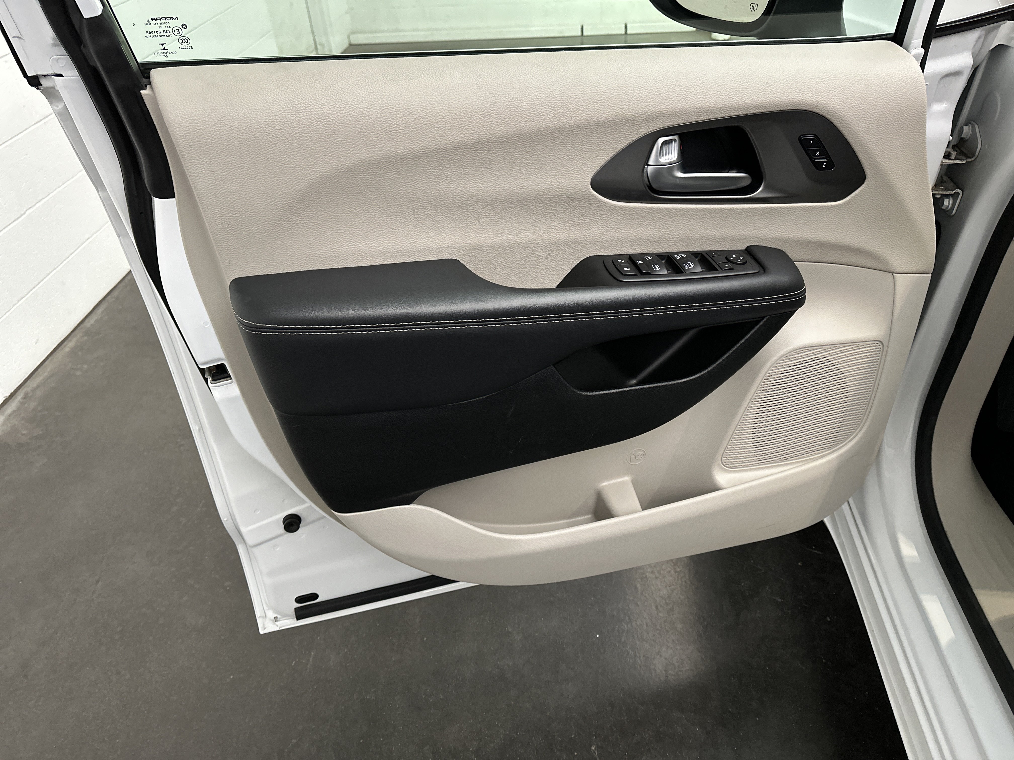Used 2023 Chrysler Pacifica Touring-L FWD image 18