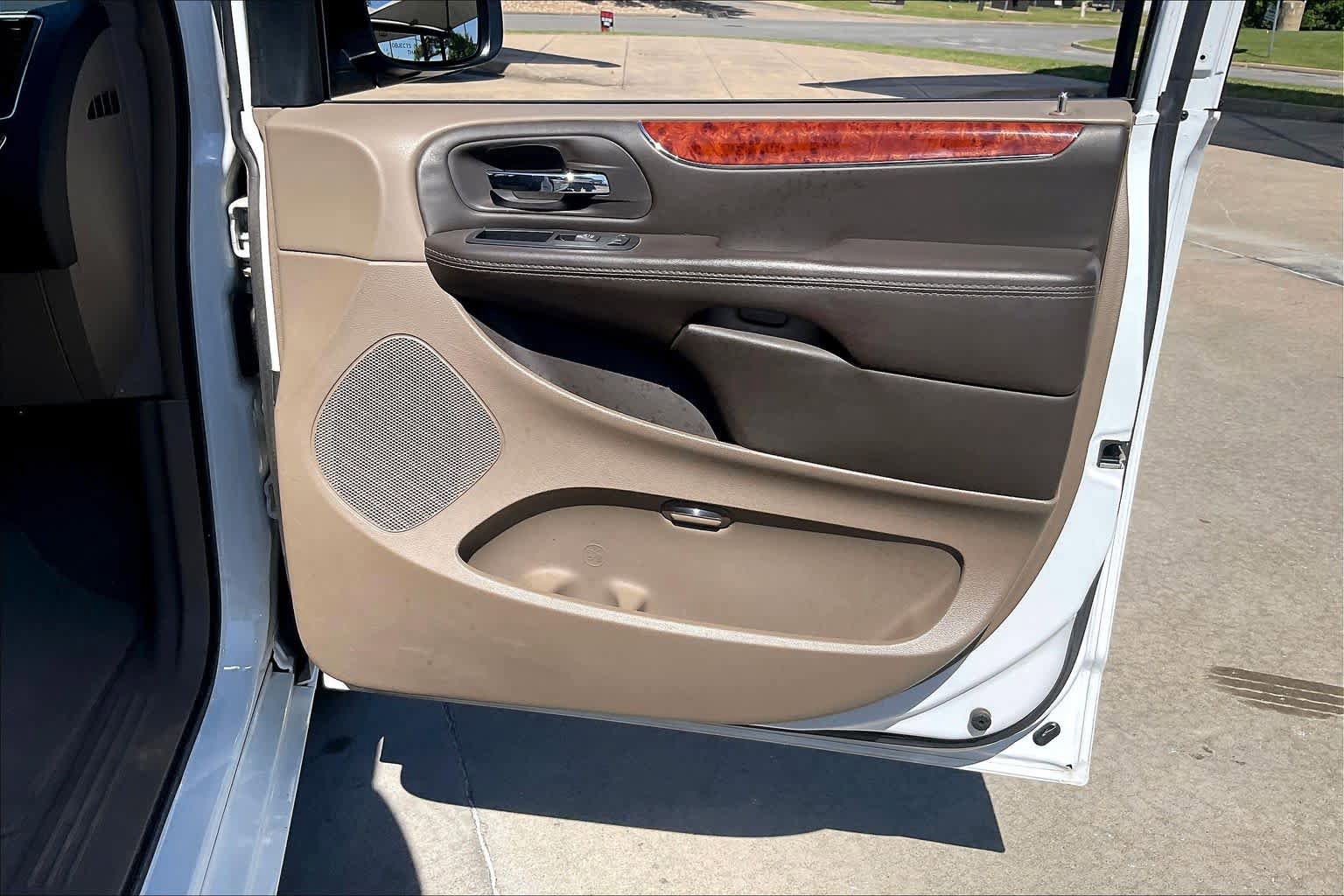 Used 2016 Chrysler Town & Country Touring FWD image 22
