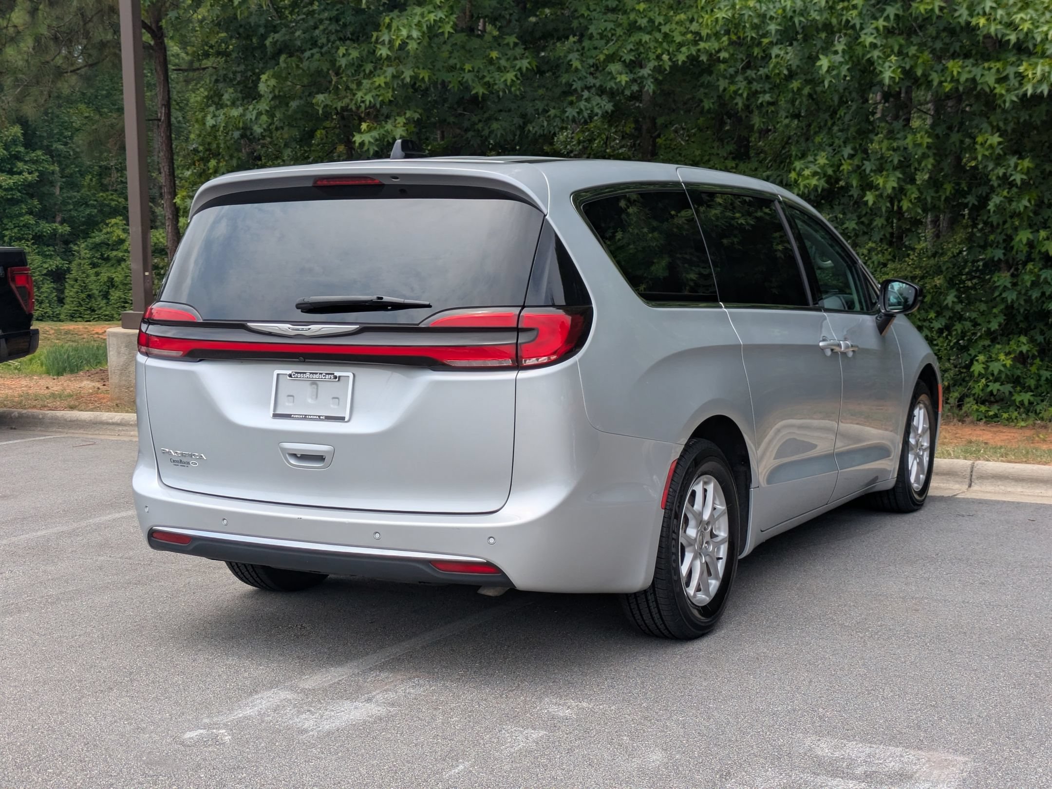 Used 2024 Chrysler Pacifica Touring-L FWD image 3