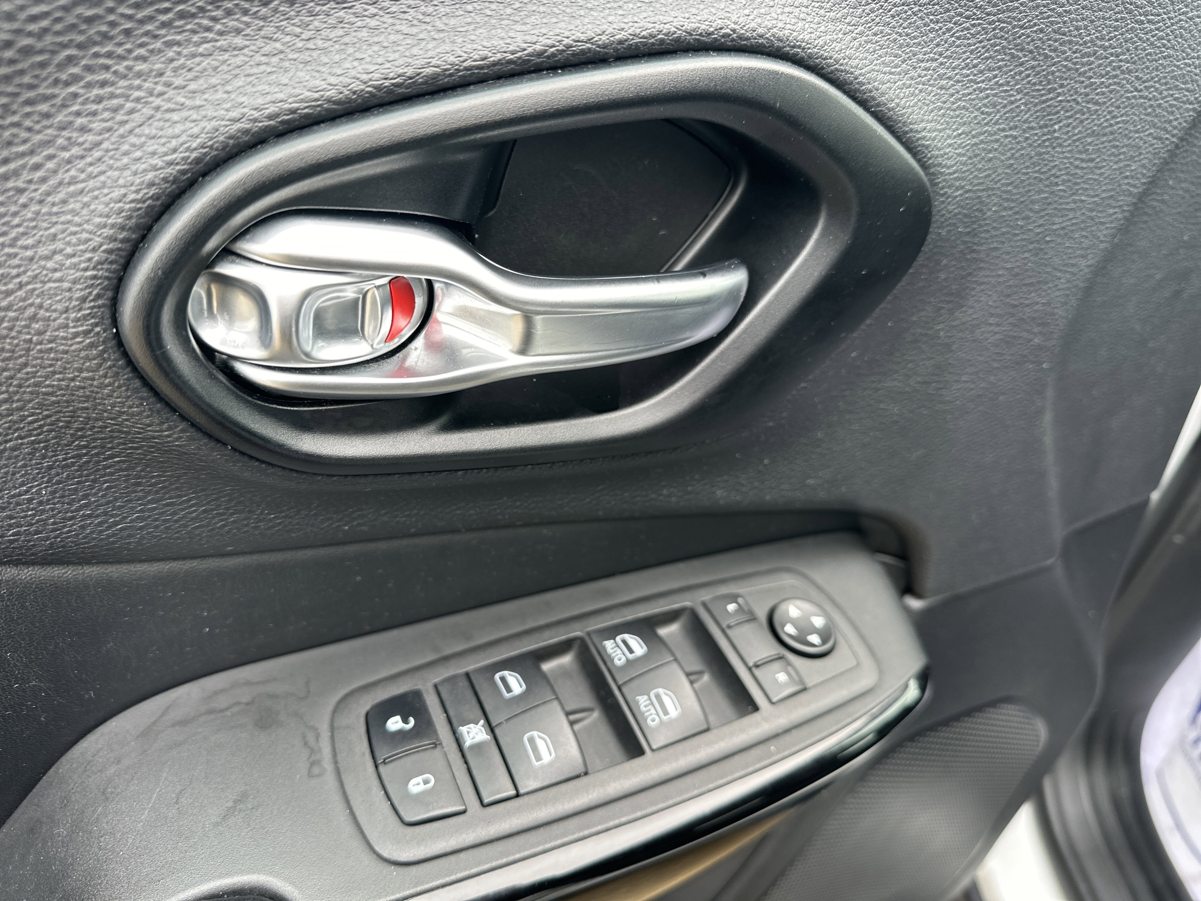 Used 2023 Jeep Cherokee Altitude Lux image 9