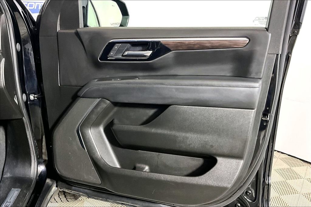 Used 2025 Chevrolet Suburban Z71 image 19