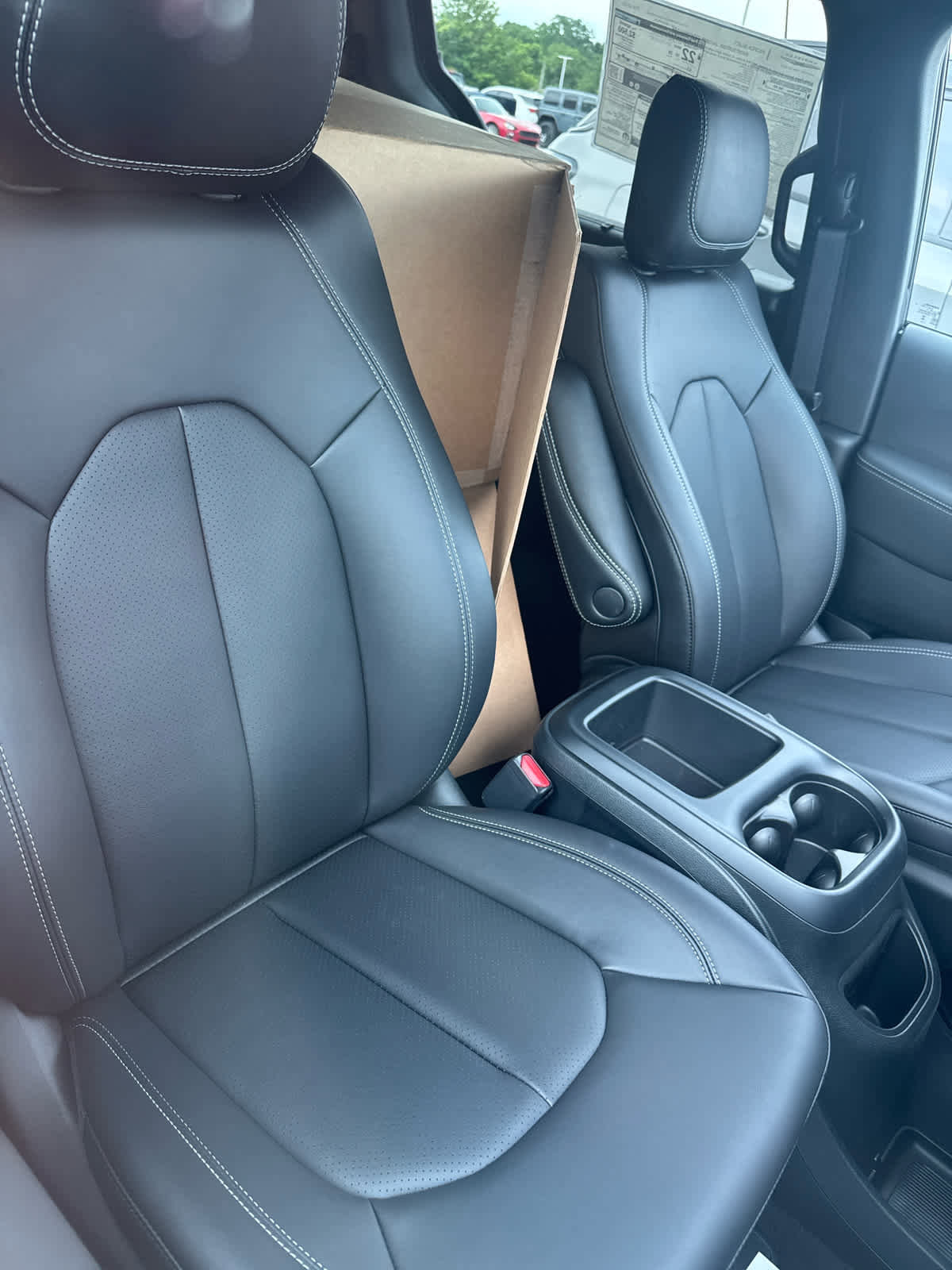 New 2025 Chrysler Pacifica Select w/ Fav Edition Package image 9