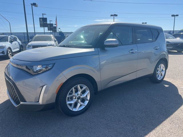 Used 2025 Kia Soul LX w/ LX Technology Package FWD image 8