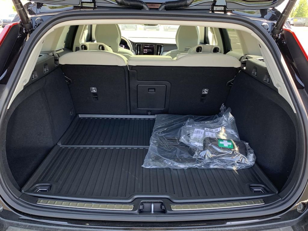 New 2025 Volvo V60 B5 Cross Country Plus w/ Protection Package Premier image 23