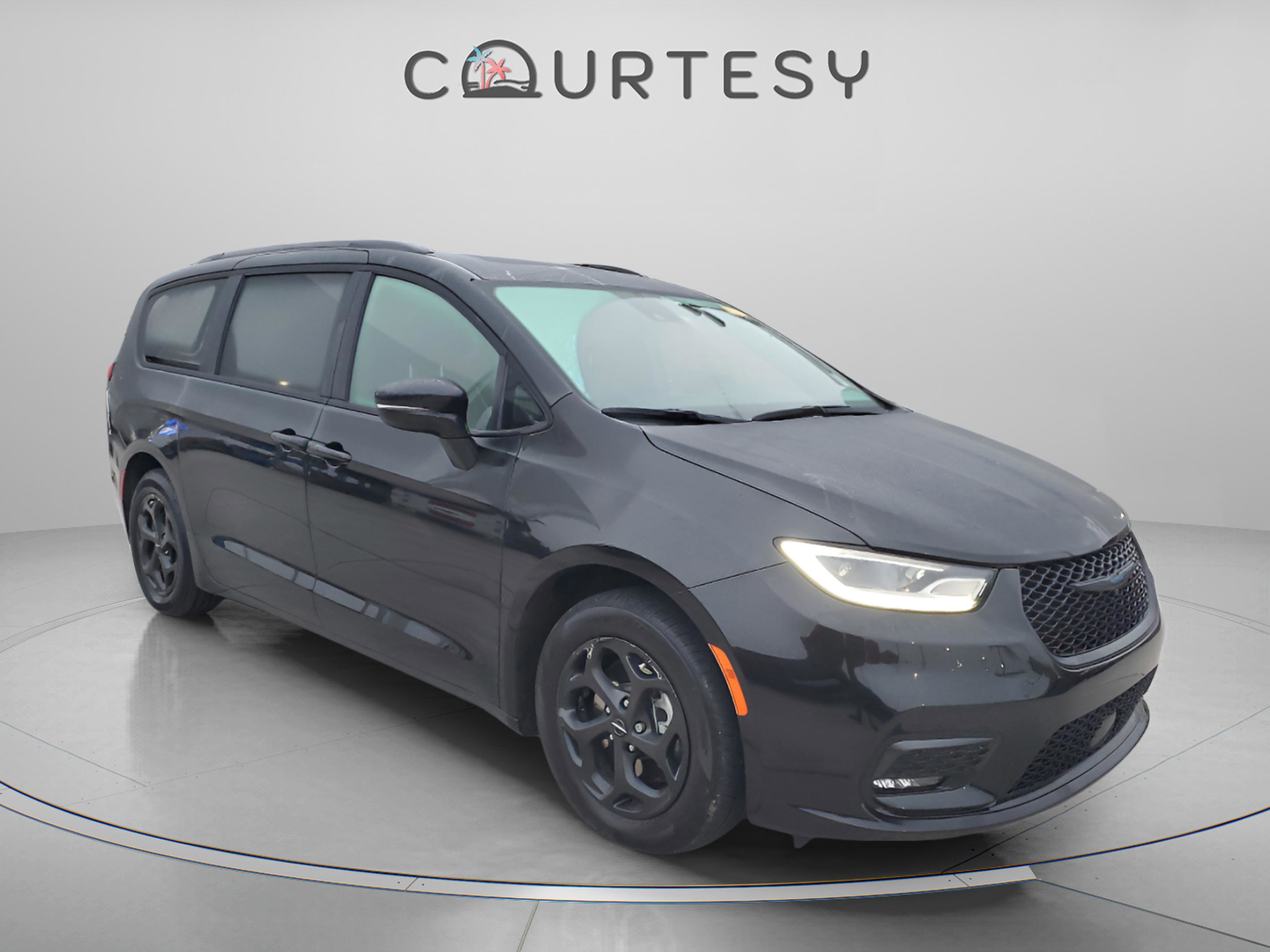 Used 2021 Chrysler Pacifica Limited w/ Uconnect Theater Family Group image 4