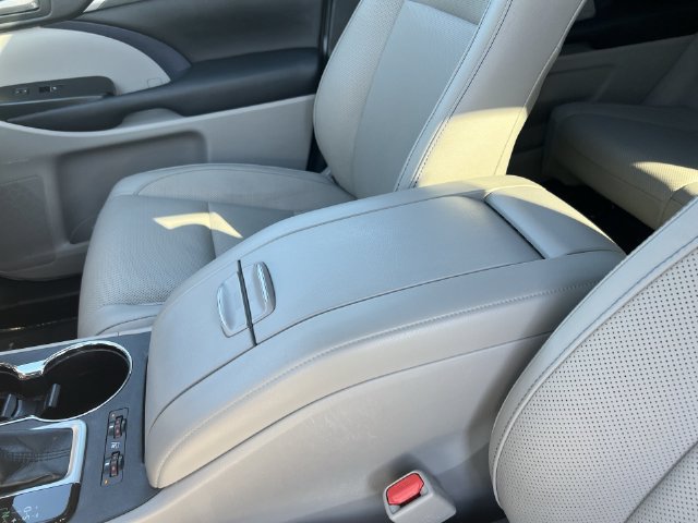 Used 2018 Toyota Highlander Limited AWD/4WD image 19