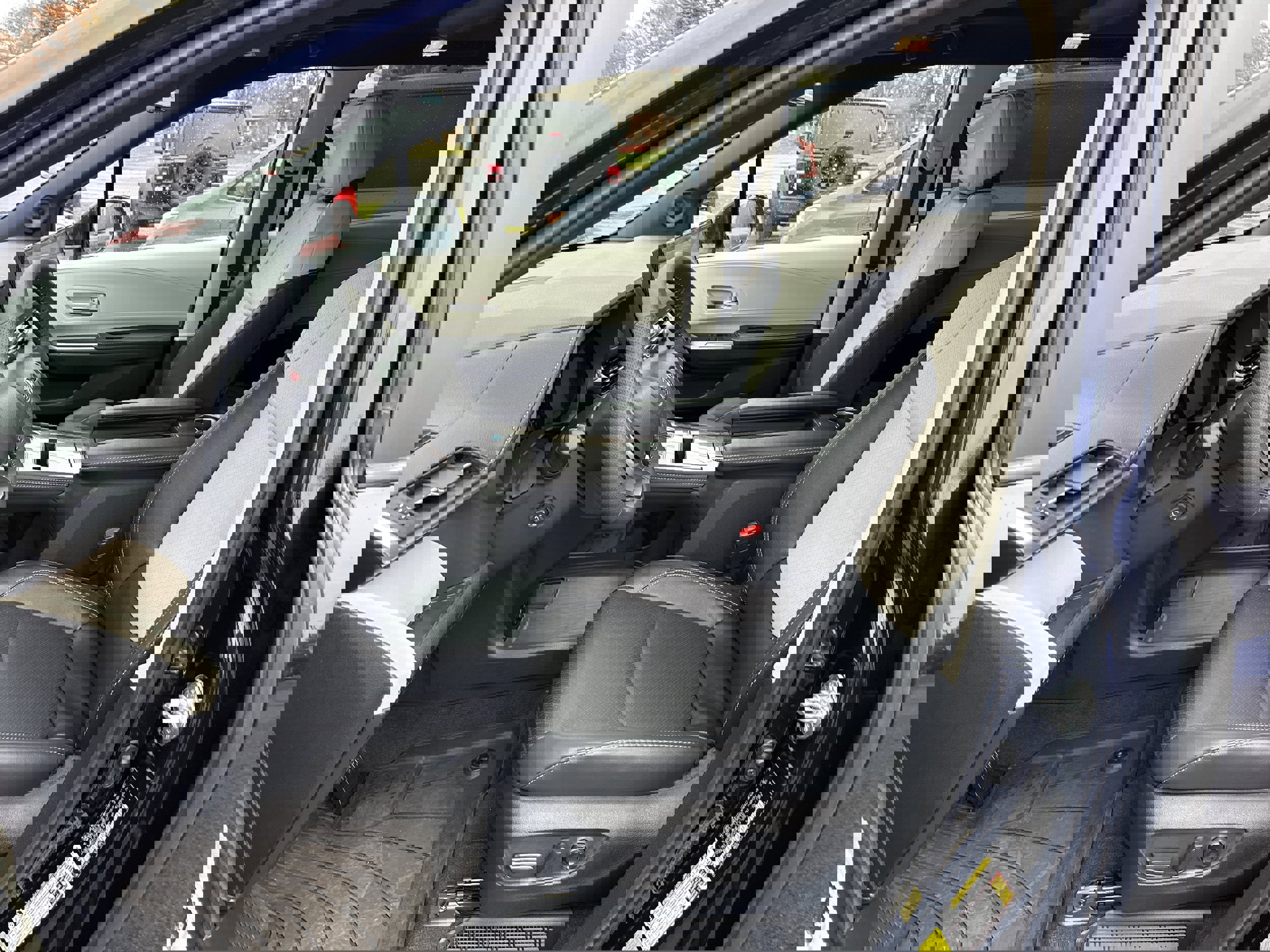 Used 2025 Toyota Sienna Platinum image 11