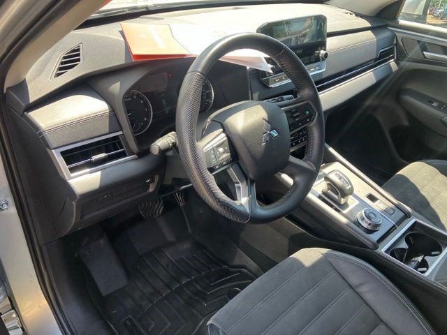 Used 2023 Mitsubishi Outlander SE AWD/4WD image 14