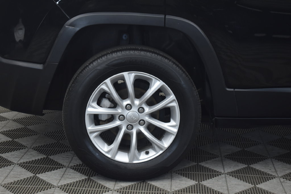 Used 2021 Jeep Cherokee Latitude FWD image 25