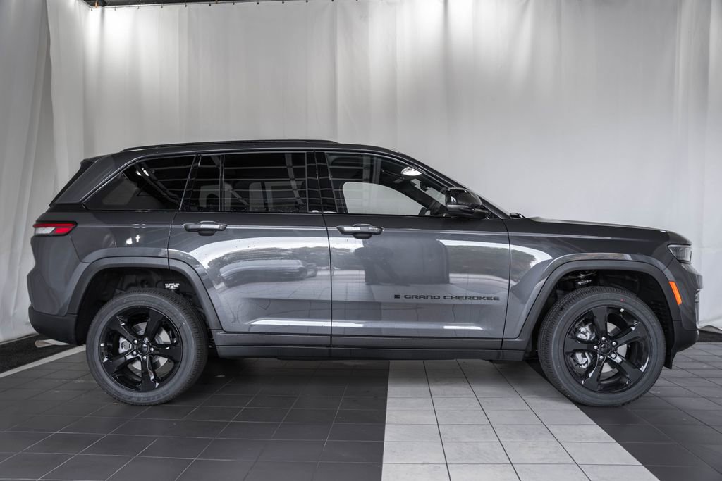 New 2025 Jeep Grand Cherokee Altitude image 3