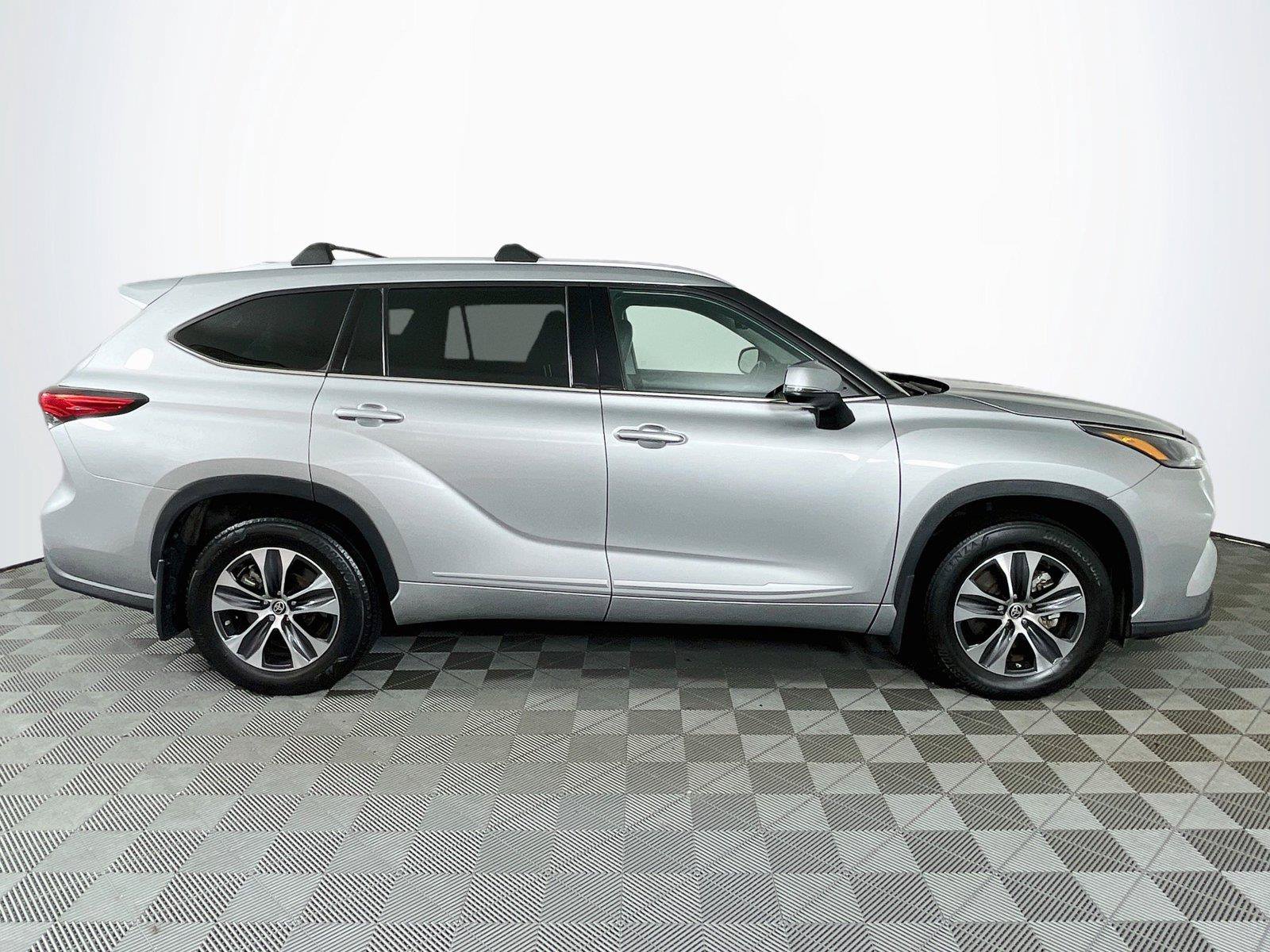Used 2022 Toyota Highlander XLE AWD/4WD image 11