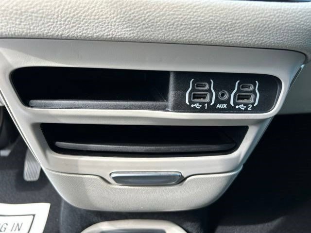Used 2024 Chrysler Pacifica Limited FWD image 34