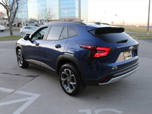 Used 2024 Chevrolet Trax LT w/ Driver Confidence Package image 4