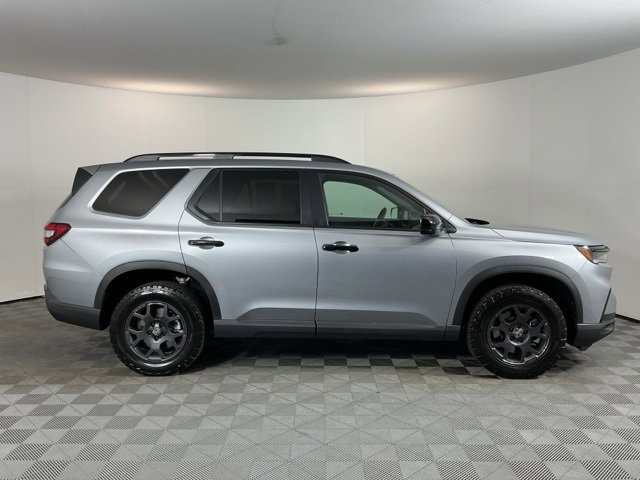 Used 2025 Honda Pilot TrailSport image 4