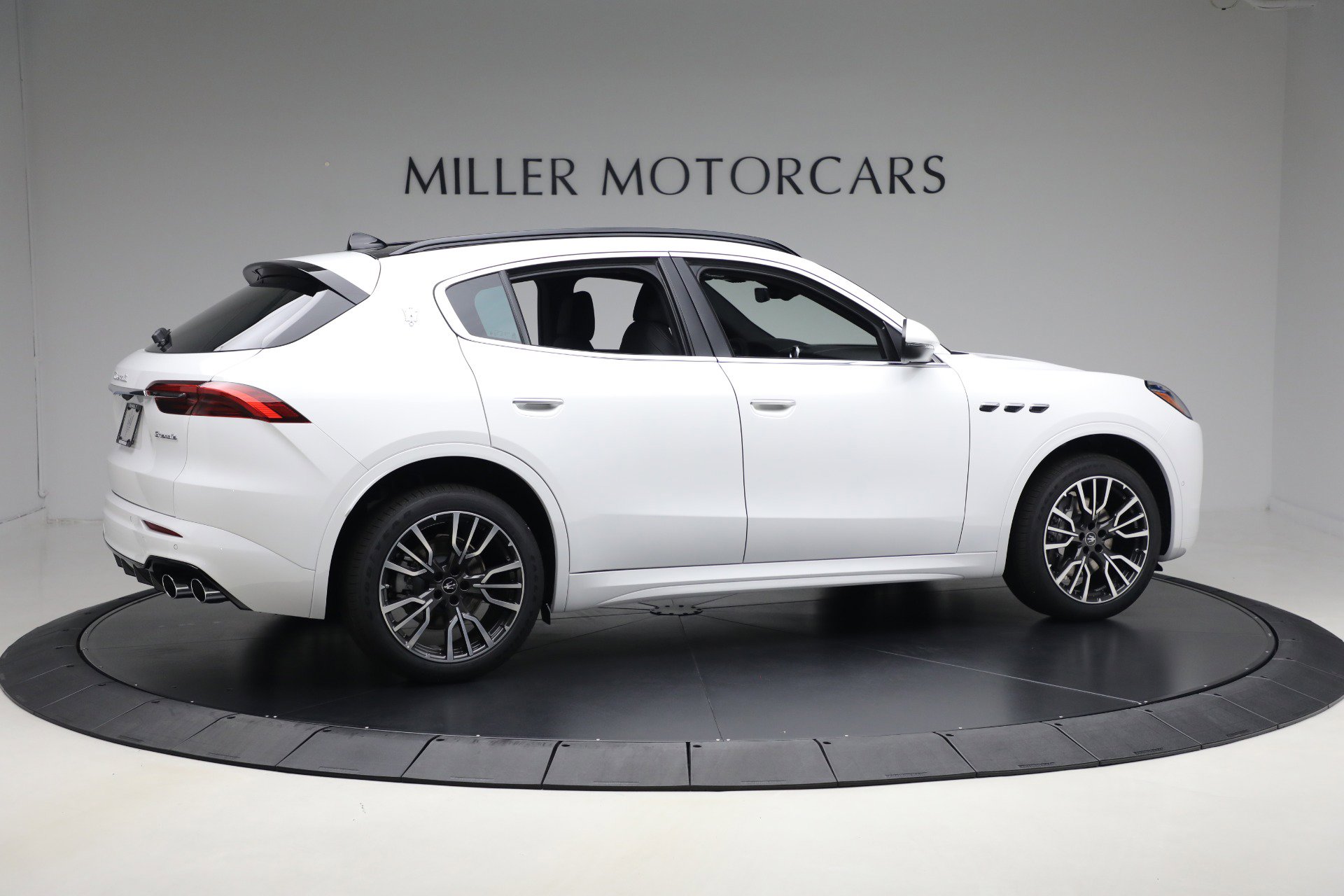 New 2025 Maserati Grecale GT image 8