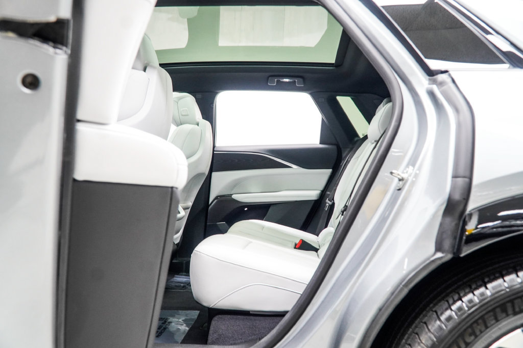 Used 2024 Cadillac Lyriq Sport AWD/4WD image 41