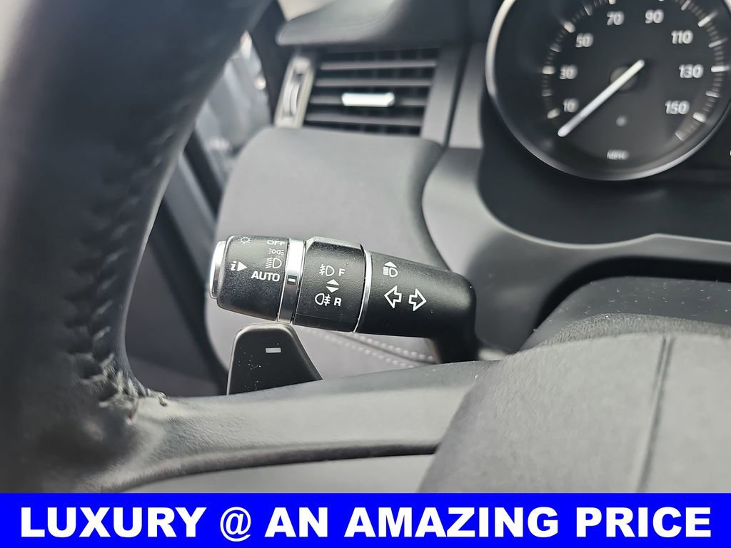 Used 2019 Land Rover Range Rover Evoque SE Premium image 26