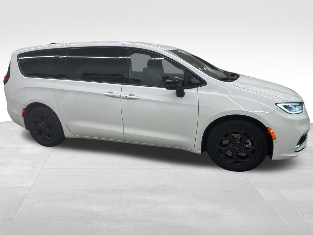Used 2024 Chrysler Pacifica Select image 21