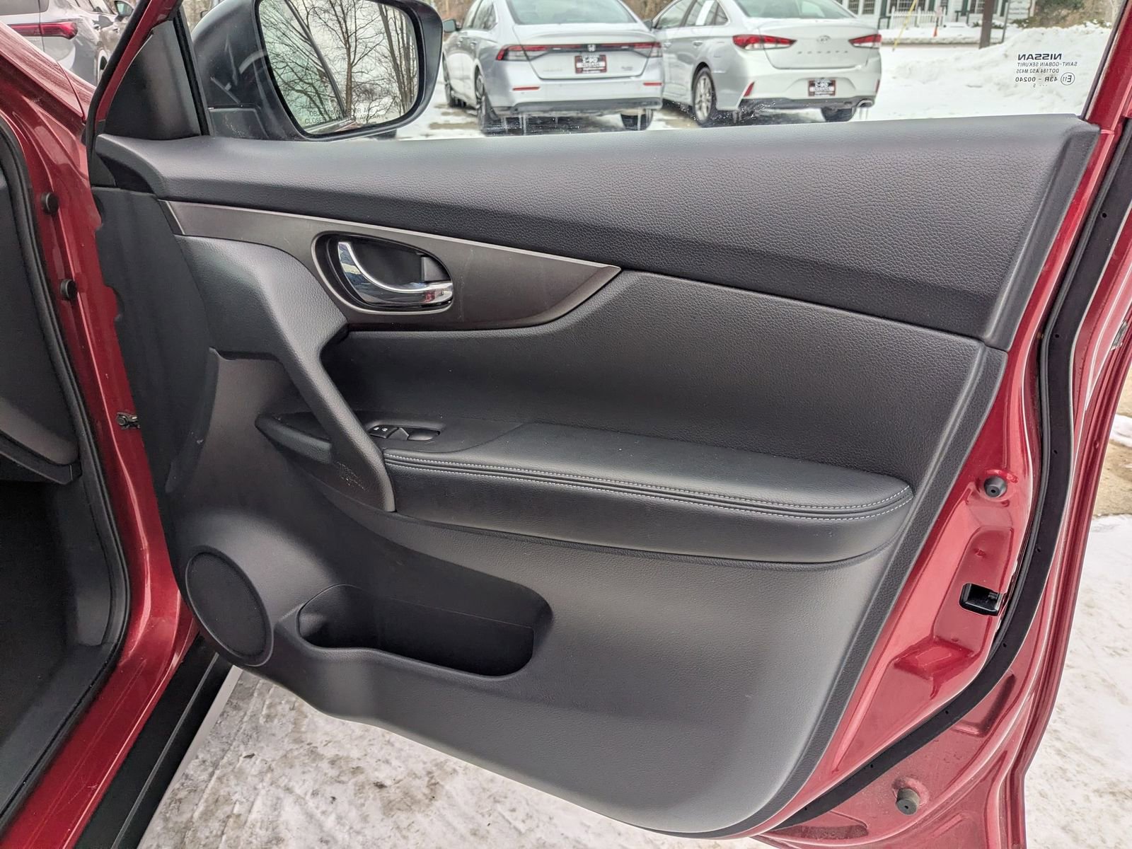 Used 2015 Nissan Rogue S image 32