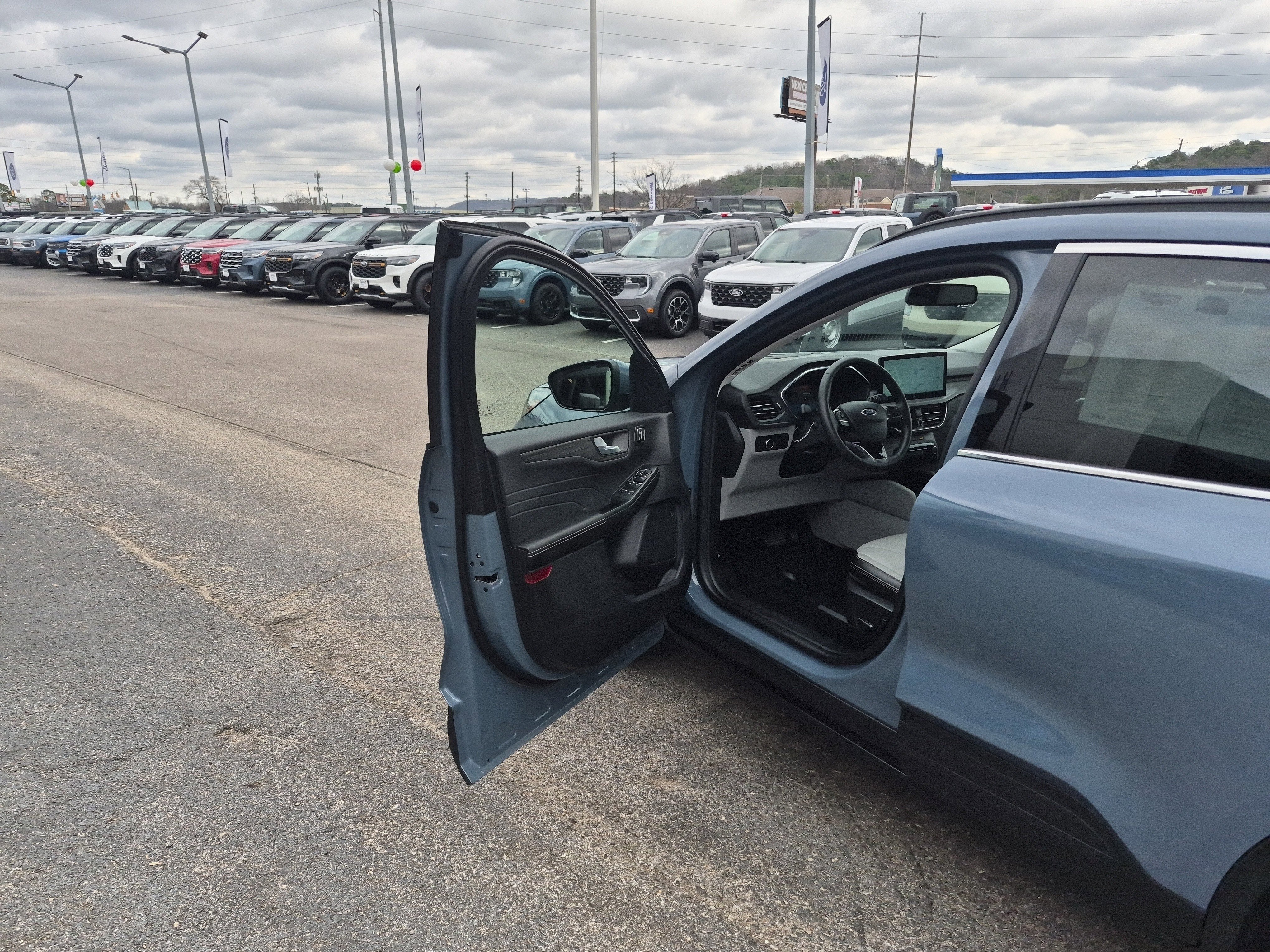 Certified 2025 Ford Escape SE w/ PHEV Premium Package FWD image 9
