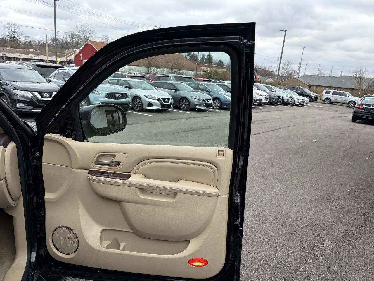 Used 2012 Cadillac Escalade Luxury image 18