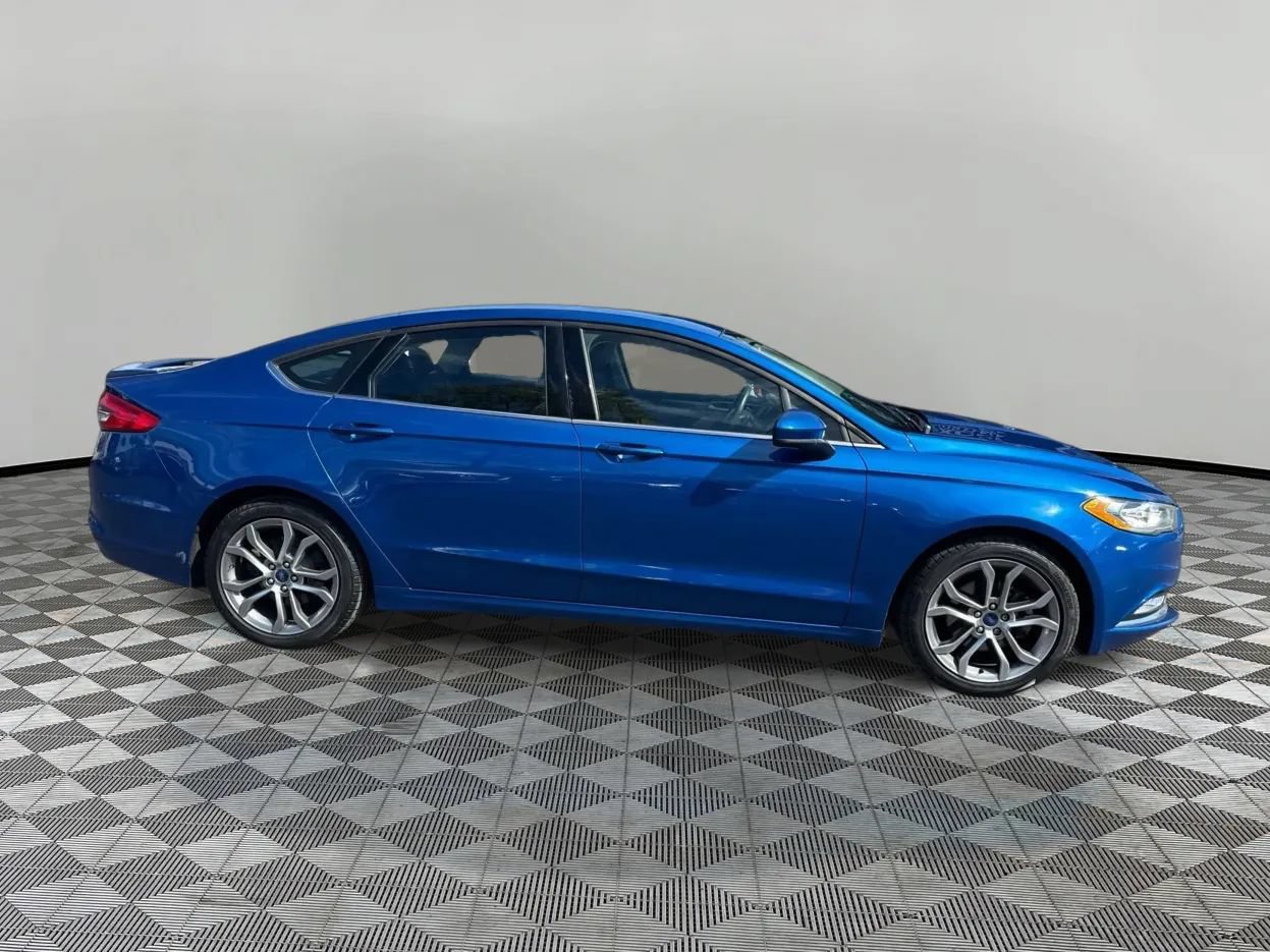 Used 2017 Ford Fusion SE w/ Equipment Group 201A FWD image 4